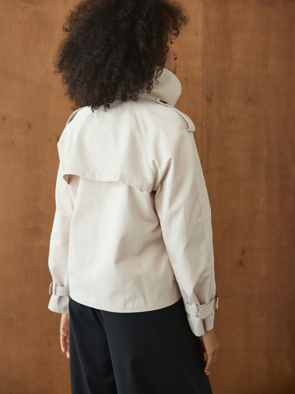 CHÉLIE cropped milk trench coat